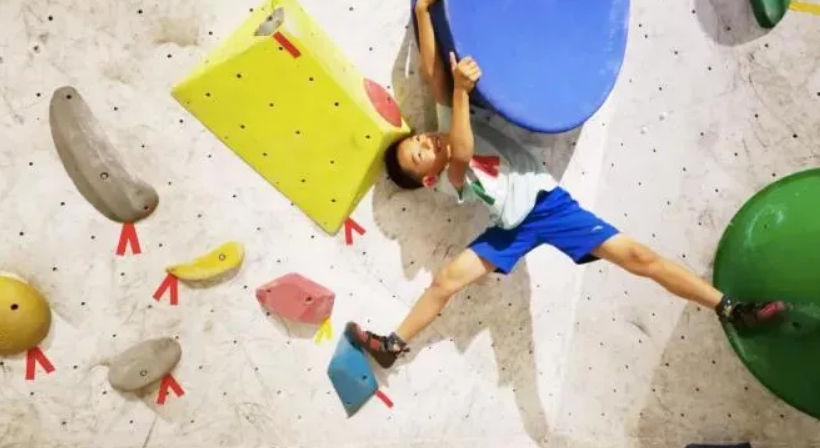 爍石攀巖入駐鞍勤商業(yè)，讓娃盡情飛檐走壁，刺激